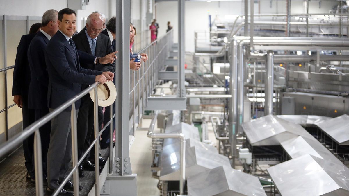 El presidente de la Junta de Andalucía, Juanma Moreno, visita la fábrica de San Miguel en Málaga