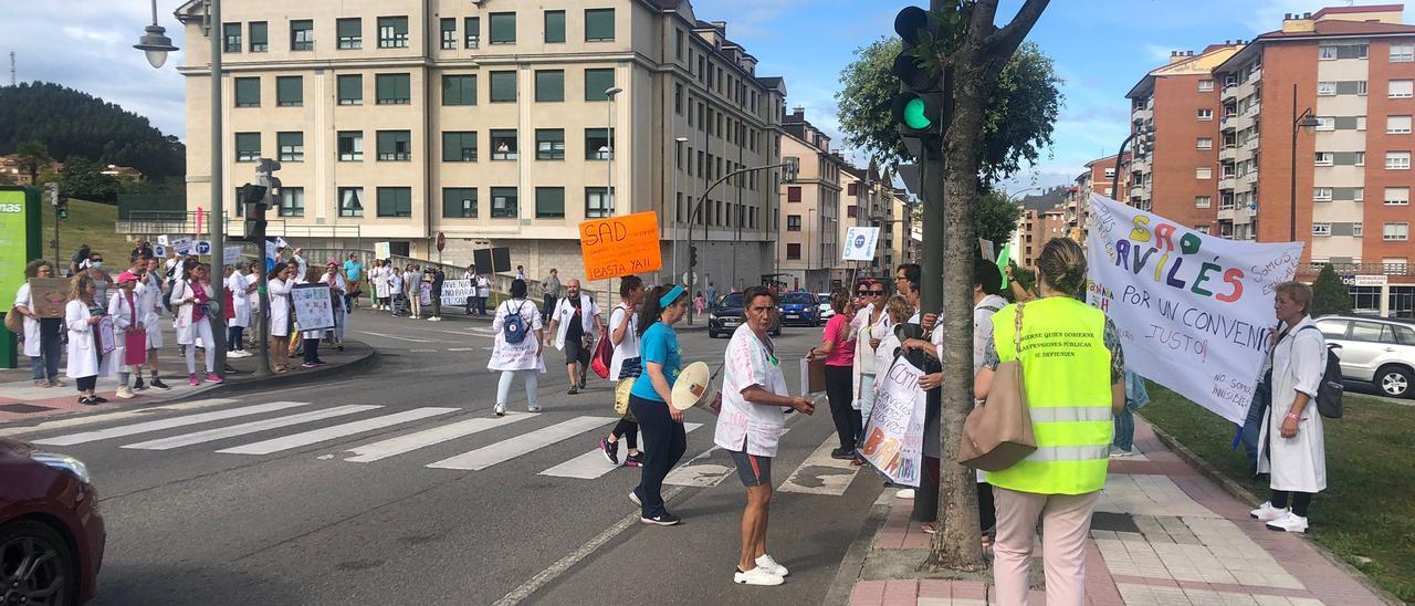 Sindicatos y trabajadoras de ayuda a domicilio protagonizan el inicio del Día de Asturias en Corvera