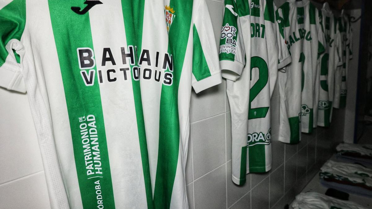 Camisetas del Córdoba CF en el vestuario de La Malata en Ferrol.