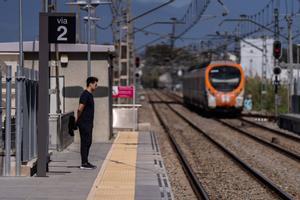 Mollet del Vallès 31/03/2026 Sociedad. Usuarios de Rodalies esperan al tren.. Foto de Zowy Voeten