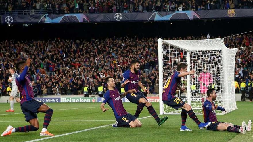 Messi celebra su segundo gol al Liverpool, el tercero del Barcelona ayer, y Sergi Roberto, Suárez, Busquets y Semedo acuden a felicitar al argentino. // Susana Vera