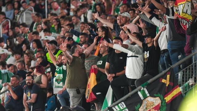 La afición del Elche celebra la permanencia en el descanso