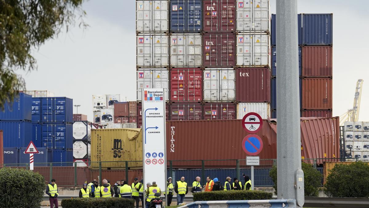 La huelga de transporte condiciona la salida de camiones del Puerto de Barcelona.