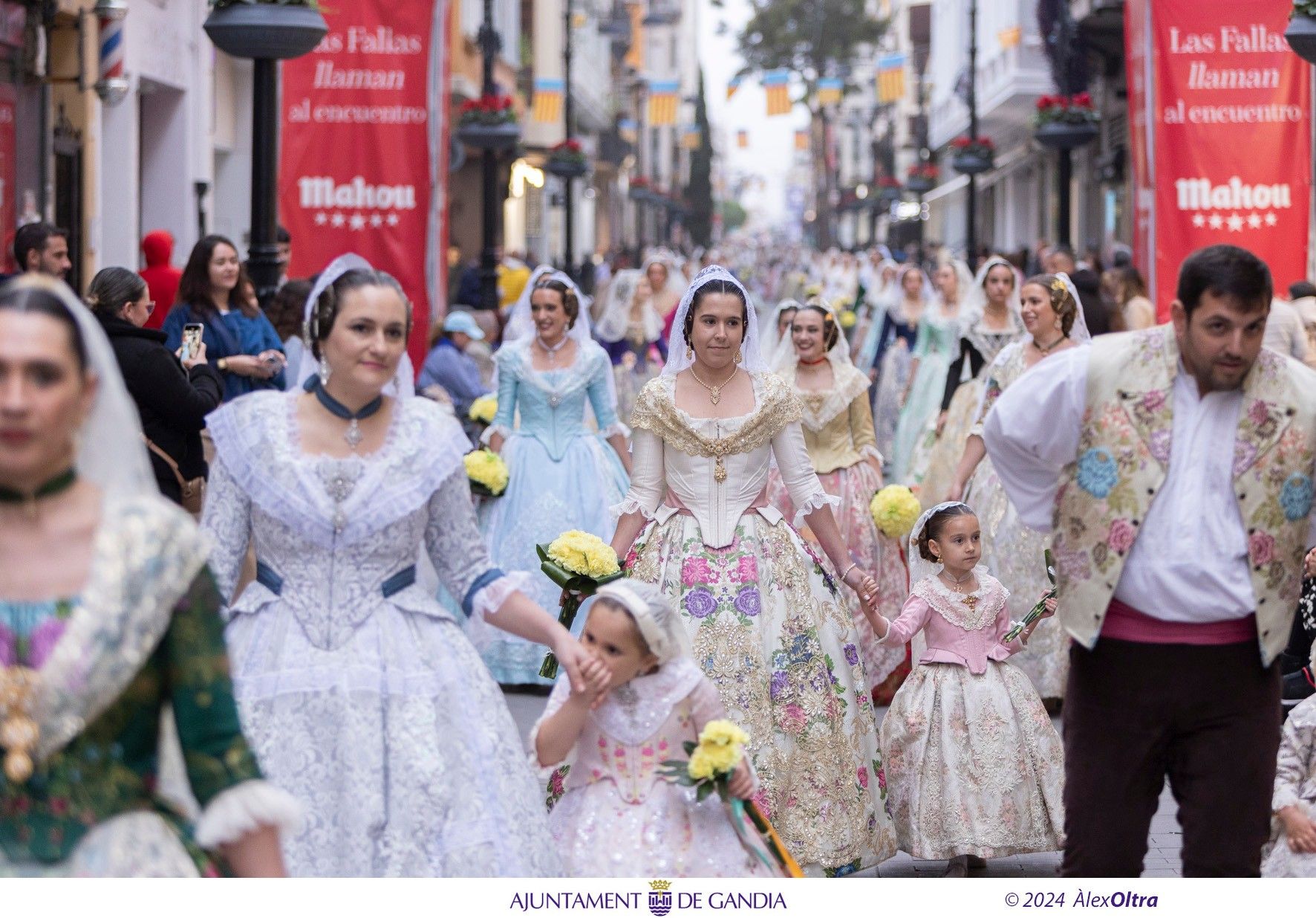 Bellas imágenes de la Ofrenda de las Fallas de Gandia