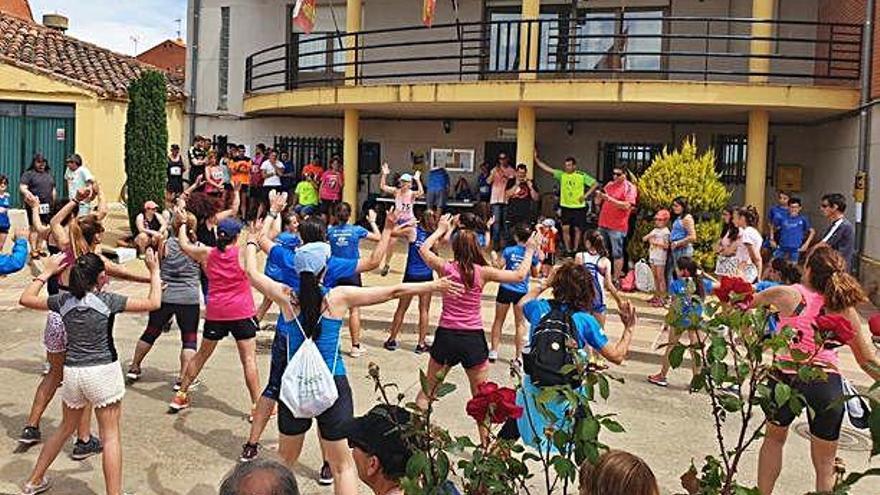 Un grupo de mujeres haciendo gimansia con música en la plaza del Ayuntamiento.