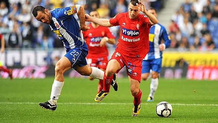 Kike Mateo, en la imagen, jugando con el Sporting.