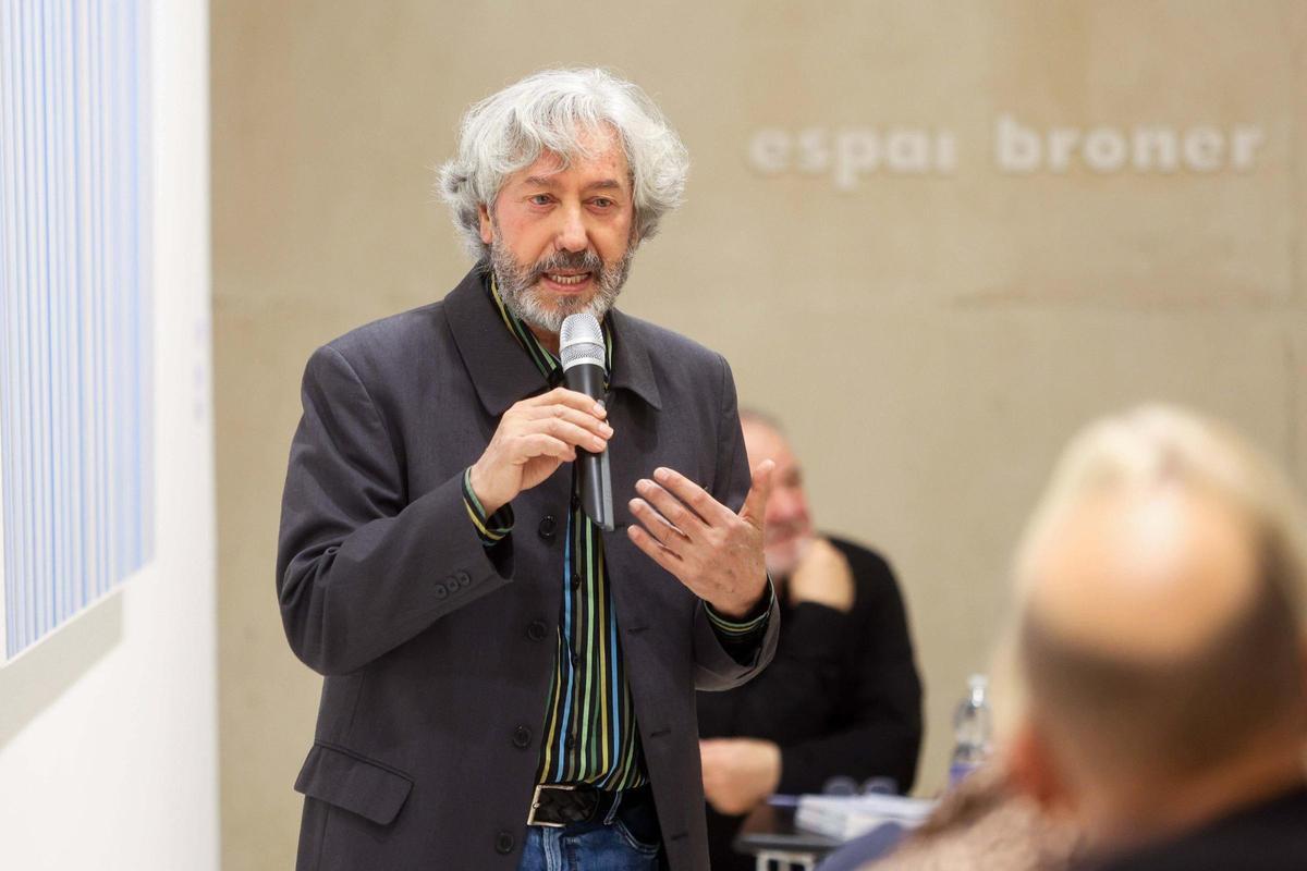 Pedro María Asensio presenta su reflexión crítica sobre el urbanismo de Ibiza en el Coaib Pedro María Asensio presenta su reflexión crítica sobre el urbanismo de Ibiza en el Coaib