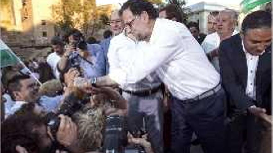 Rajoy saluda un simpatitzant abans d&#039;un míting a Màlaga.