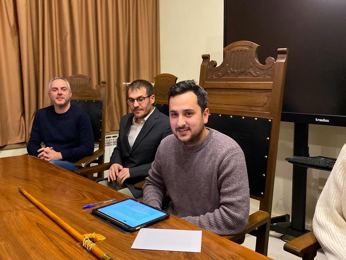 L'alcalde de la Vall de Bianya, Marc Toboso, en primer terme