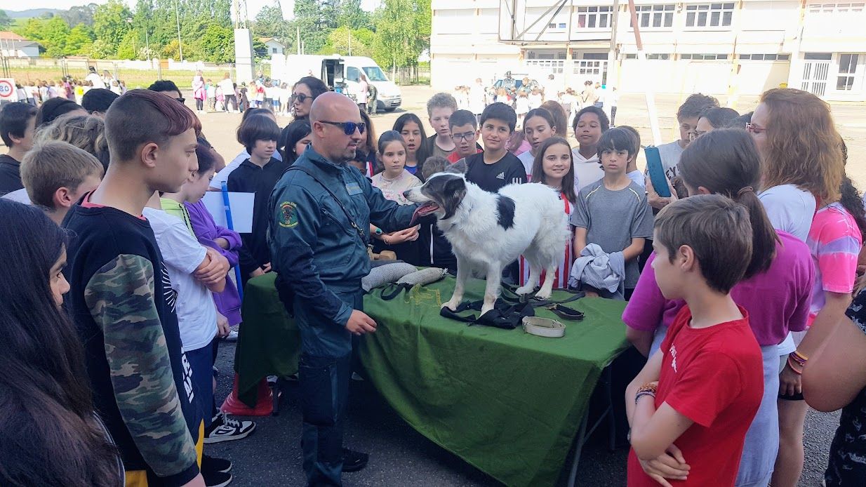 La Guardia Civil, con los escolares de Villaviciosa, "encantados de conocer una profesión tan guapa"