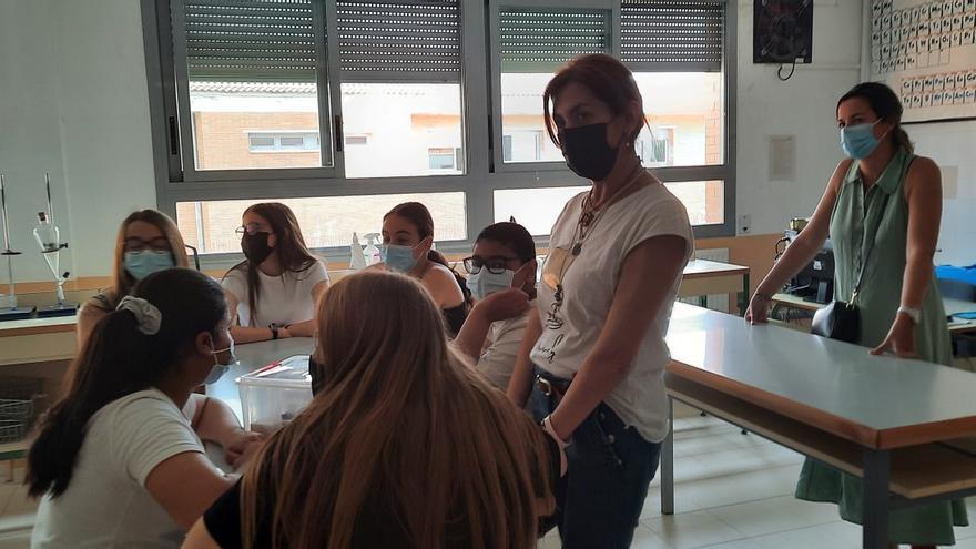 Estudiantes de 2º de ESO y docentes del IES Ítaca de Zaragoza que han participado en el proyecto sobre el lobo.