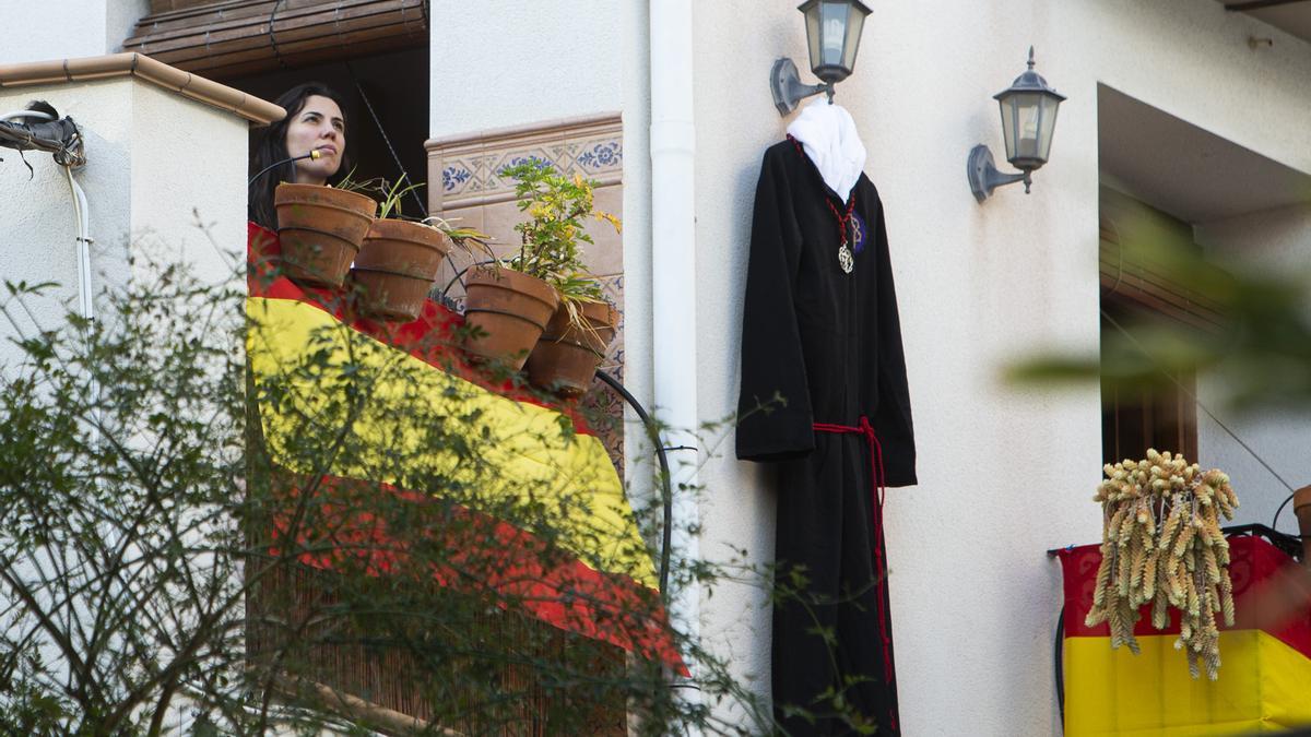 Vestas de la hermandad de Santa Cruz engalanaron los balcones del barrio alicantino.
