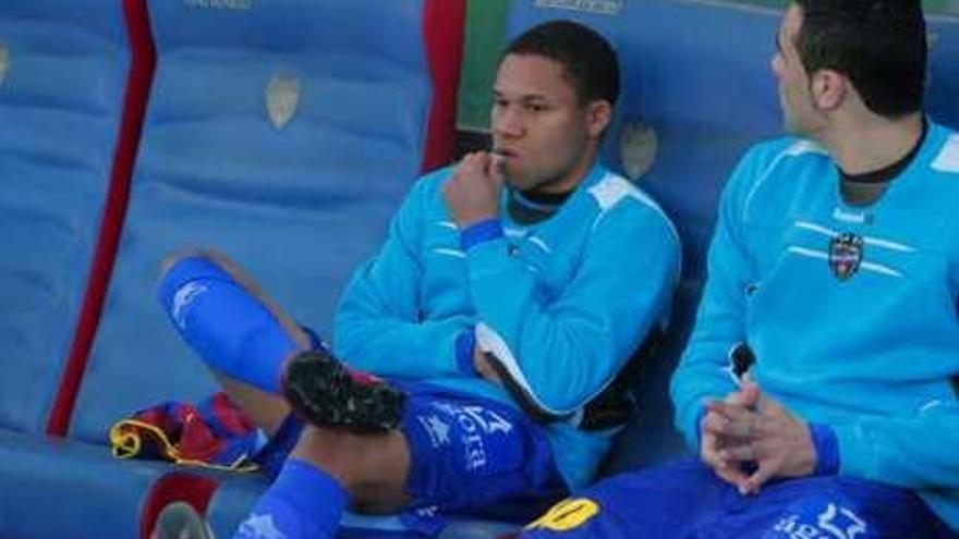 Wellington en el banquillo del Levante.