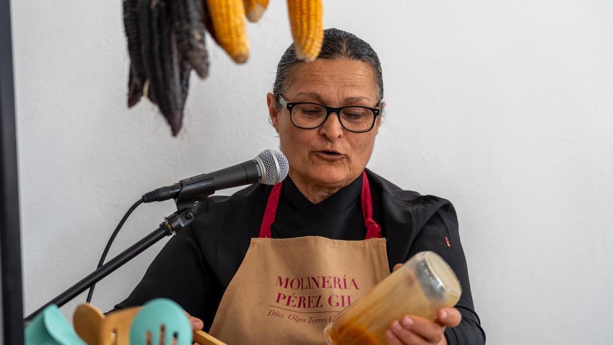 La molinera Olga Torres comparte con el público en el molino familiar su receta de frangollo.
