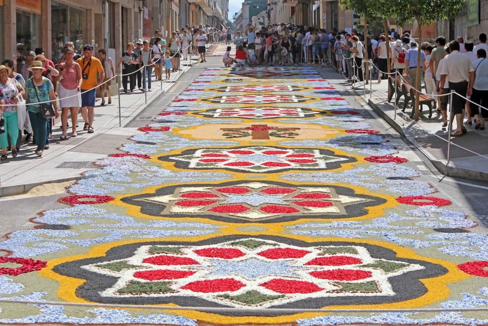 Miles de personas abarrotan las calles de la villa del Tea para disfrutar del Corpus y de las alfombras florales.