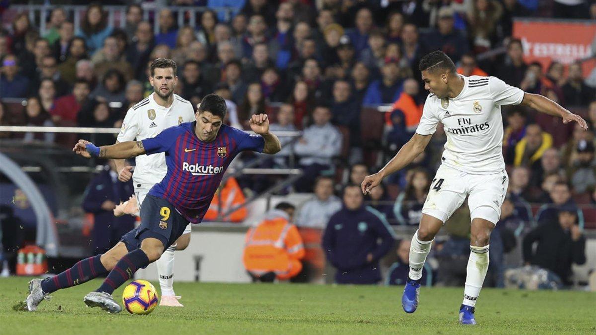 Luis Suárez, flanqueado por Nacho y Casemiro, durante el último Barça-Real Madrid de LaLiga