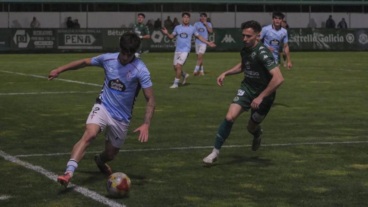 Gavián trata de salvar el balón cerca de la línea de fondo.