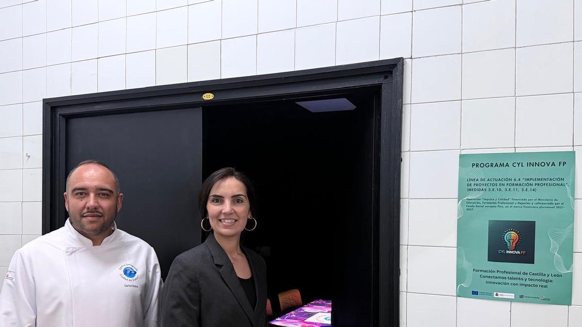 Carlos Rubia y Tamara Salvador, del CIFP Ciudad de Zamora, a las puertas del restaurante inmersivo.