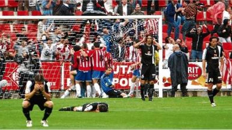 Els jugadors del Múrcia, abatuts just després del famós penal transformat per Kiko Ratón l&#039;any 2010.