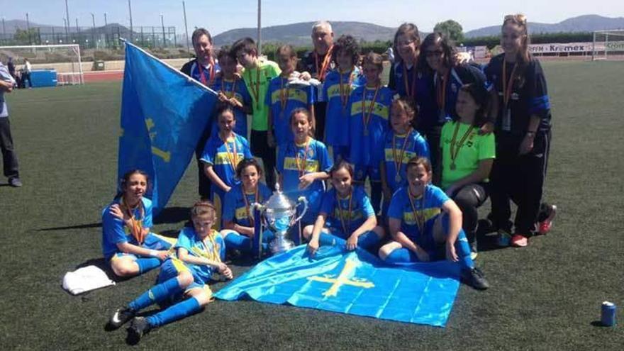 Carla Moolenaar, tercera por la izquierda de pie, con la selección asturiana femenina de fútbol 8, con la que se proclamó subcampeona de España.