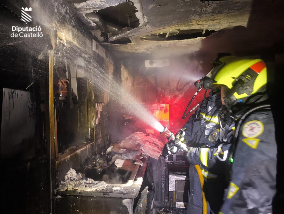 Los bomberos trabajando en la vivienda afectada