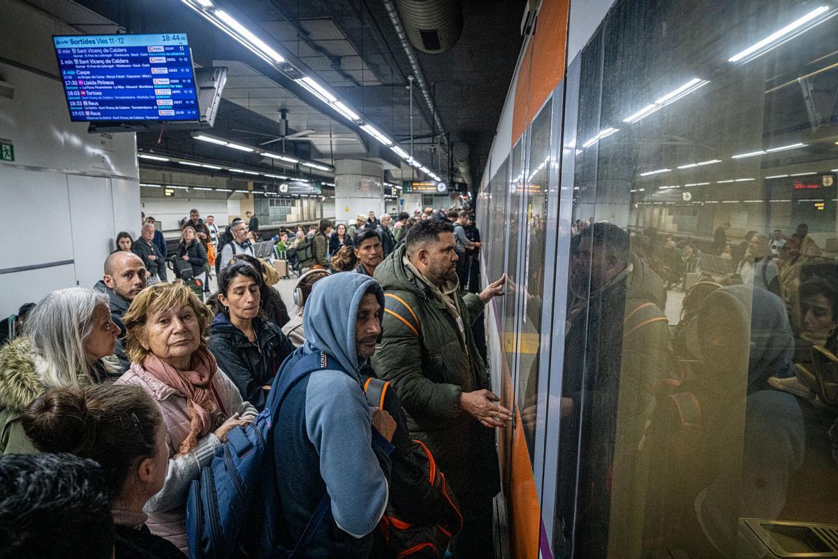 Ambiente esta tarde en la estación de  Sants de Barcelona. Trenes saturados y retrasos, tras el temporal