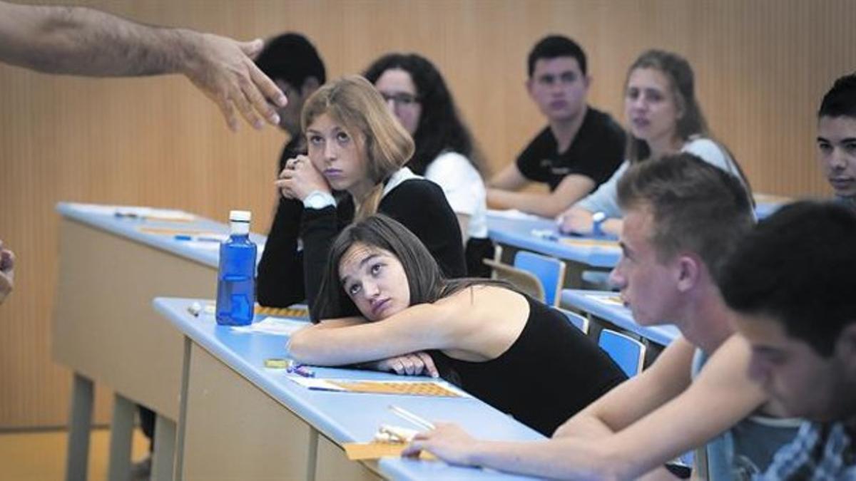 Atentos 8 Un grupo de estudiantes recibe las instrucciones del profesor en un aula del Campus del Mar de la UPF, antes de iniciar la selectividad.