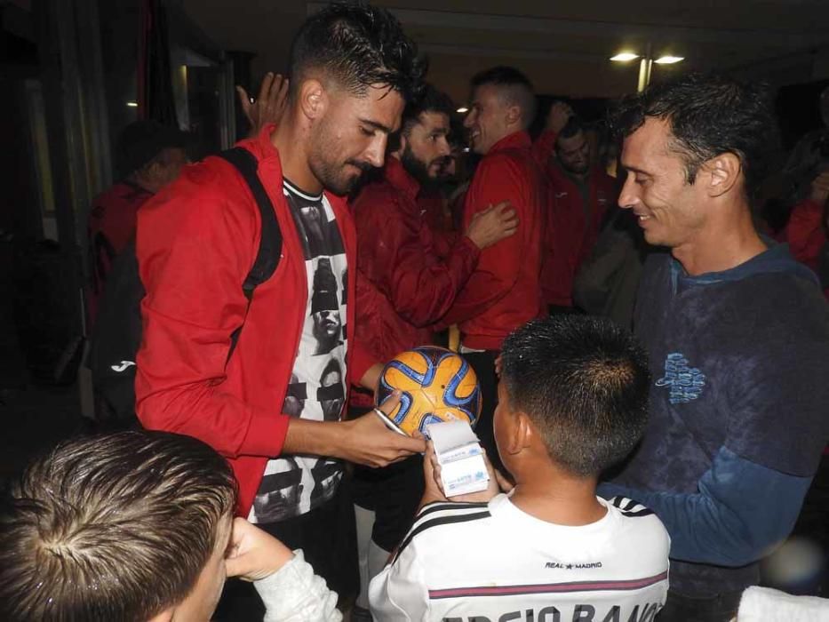 Un centenar de personas reciben al Formentera en el puerto de la Savina tras su éxito en la Copa del Rey.