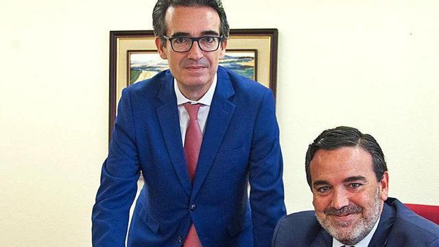 Javier Peláez, de pie, junto a su hermano Enrique Peláez.