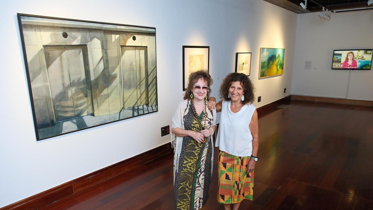 De izq., a dcha., las artistas María Jesús Pérez Vilar y Lola del Castillo en el CAAM.