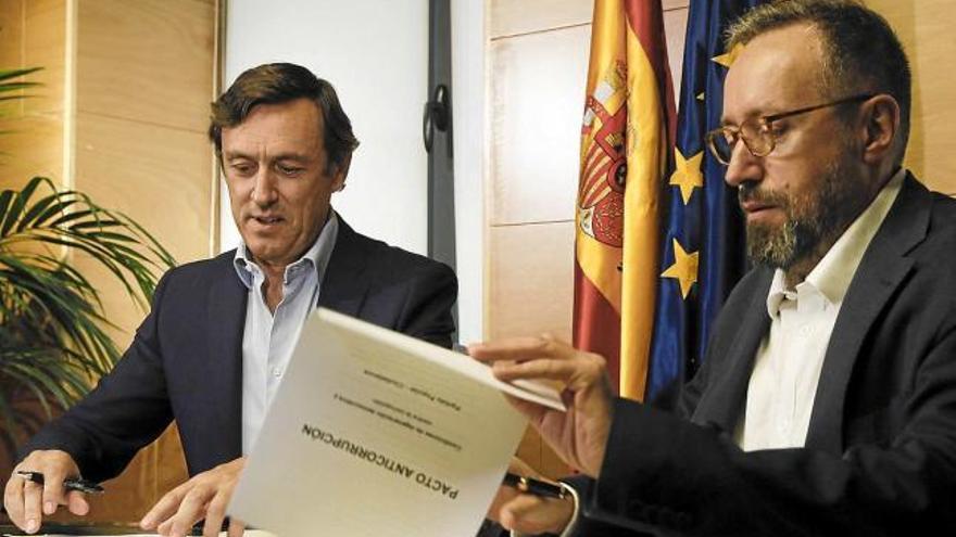 Rafael Hernando, del PP, i Juan Carlos Girauta, de Ciutadans, signen l&#039;acord