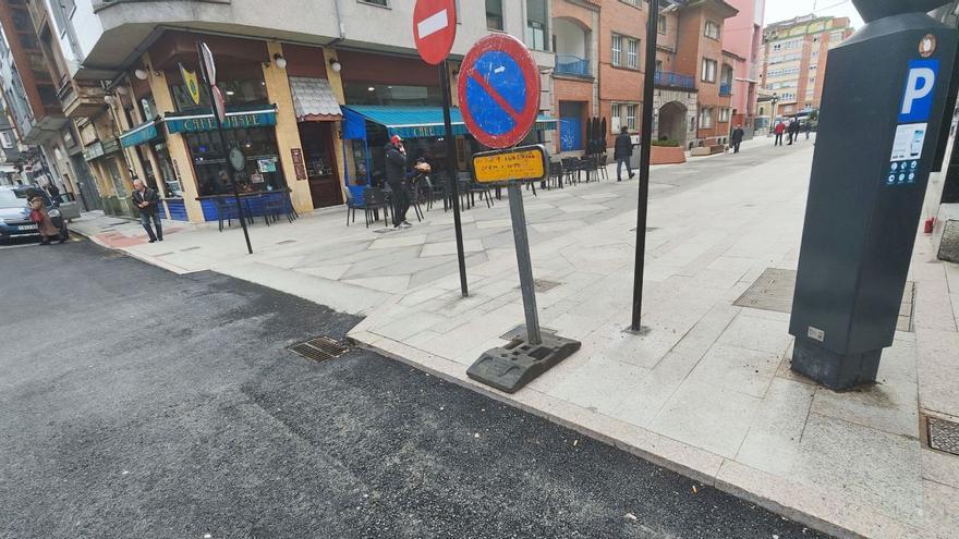 Últimos retoques en Mieres a la reforma que extiende la peatonalización del centro de la ciudad