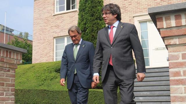 Els expresidents de la Generalitat Carles Puigdemont i Artur Mas, a Waterloo, el 4 de setembre del 2018. | BLANCA BLAYE / ACN