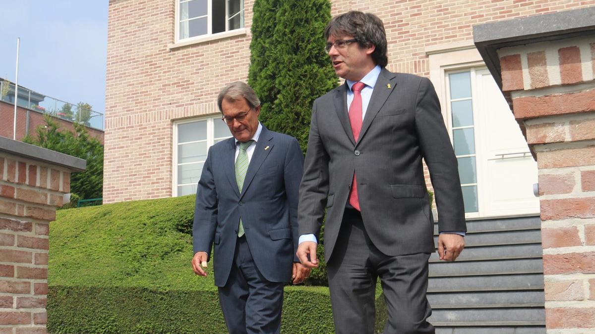 Els expresidents de la Generalitat Carles Puigdemont i Artur Mas, a Waterloo, el 4 de setembre del 2018. | BLANCA BLAYE / ACN