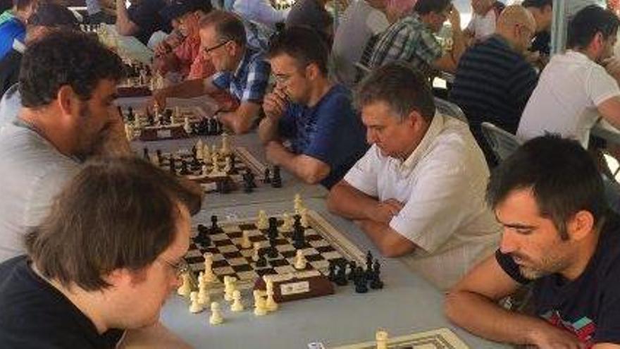 Participants en el torneig d&#039;adults a la plaça de la Vila
