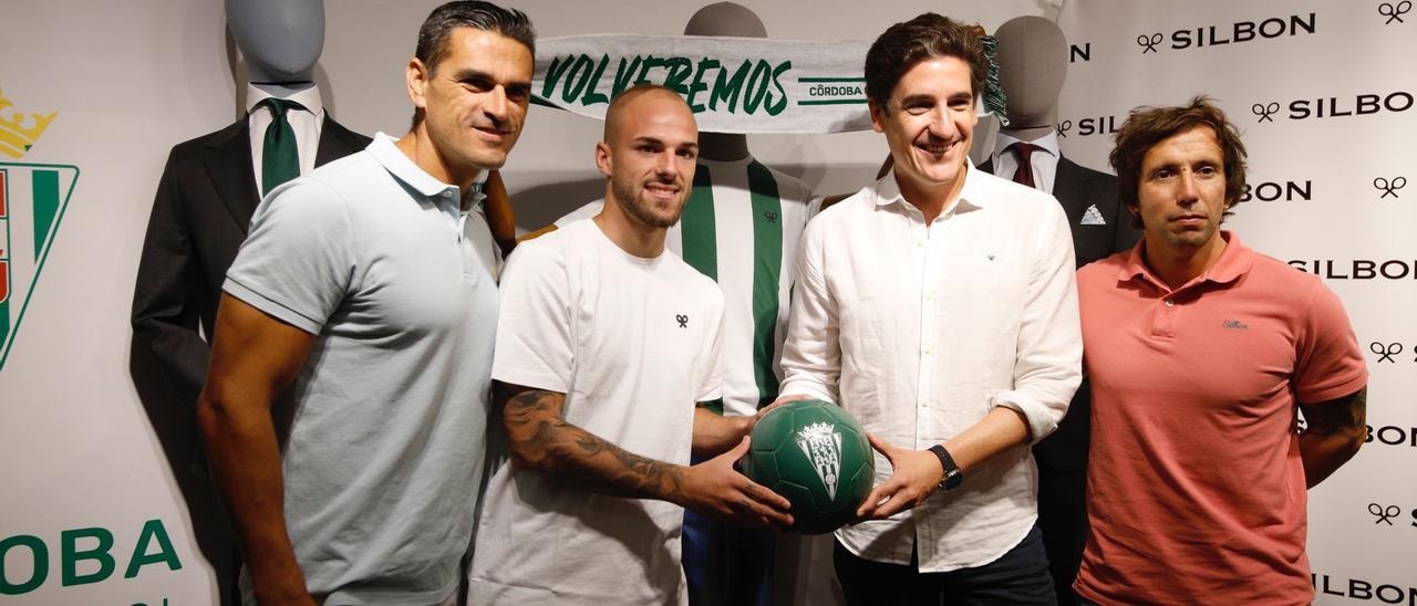 Sergio Benito, el segundo por la izquierda, durante su presentación oficial como nuevo futbolista blanquiverde.