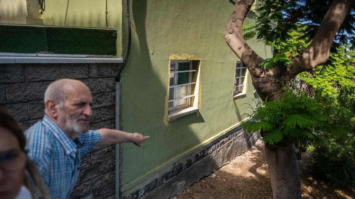 José Antonio Izquierdo muestra el exterior de su casa afectada con daños reconocidos y reparados en el primer semestre de 2002.