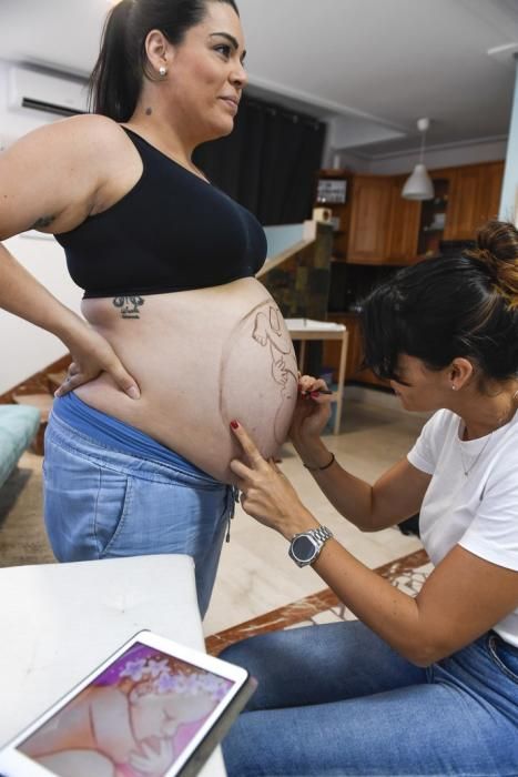 21-06-19 TELDE. SEDE LA LUNA DE NEPTUNO. LAS PALMAS DE GRAN CANARIA. Reportaje a una artista que pinta barrigas de embarazada. Fotos: Juan Castro.  | 21/06/2019 | Fotógrafo: Juan Carlos Castro