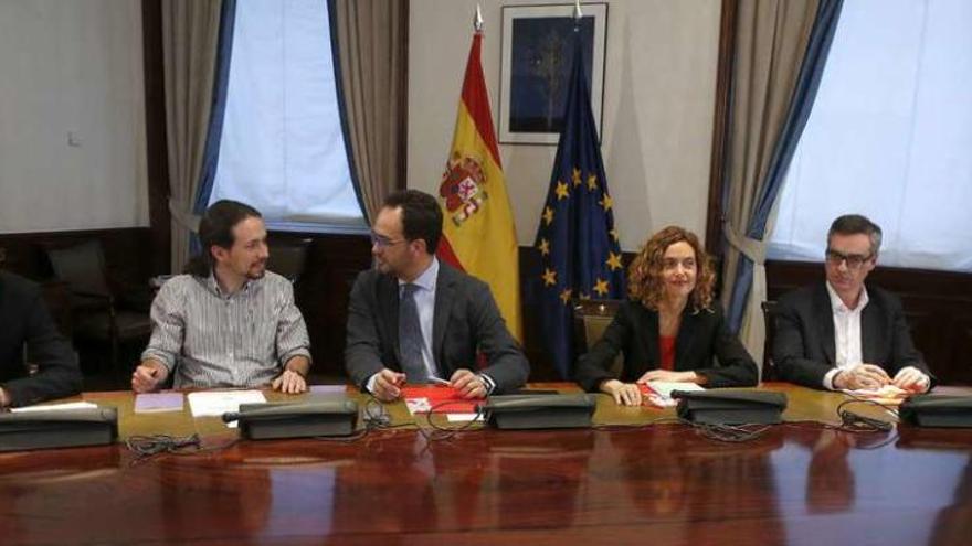 Íñigo Errejón y Pablo Iglesias (Podemos); Antonio Hernando y Meritxell Batet (PSOE), y José Manuel Villegas y Juan Carlos Girauta (C&#039;s). // Efe