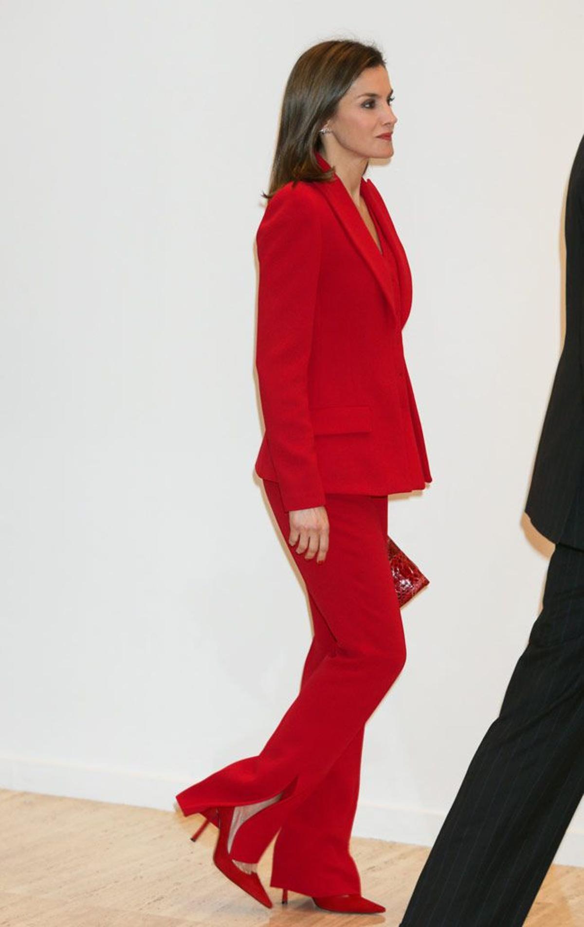 Letizia Ortiz sorprende con un pantalón rojo con aberturas leterales