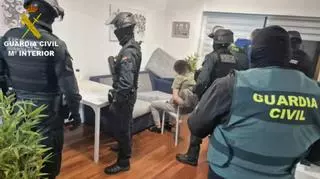 Zulos en el monte y envío inmediato de dinero a su país: así actúan las bandas albanesas que asaltan viviendas