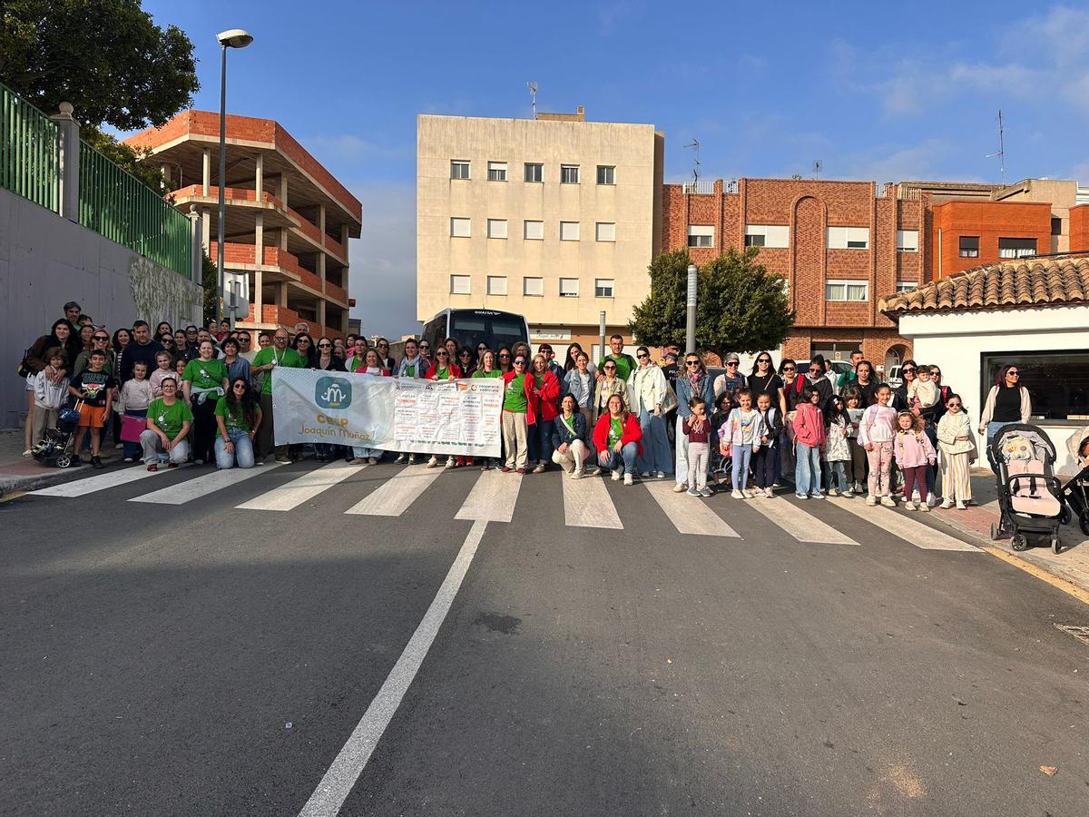 Concentración de protesta protagonizada por la comunidad educativa del colegio de Turís.
