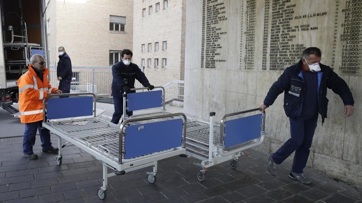 Personal sanitario lleva camas al hospital de Codogno, en Italia.