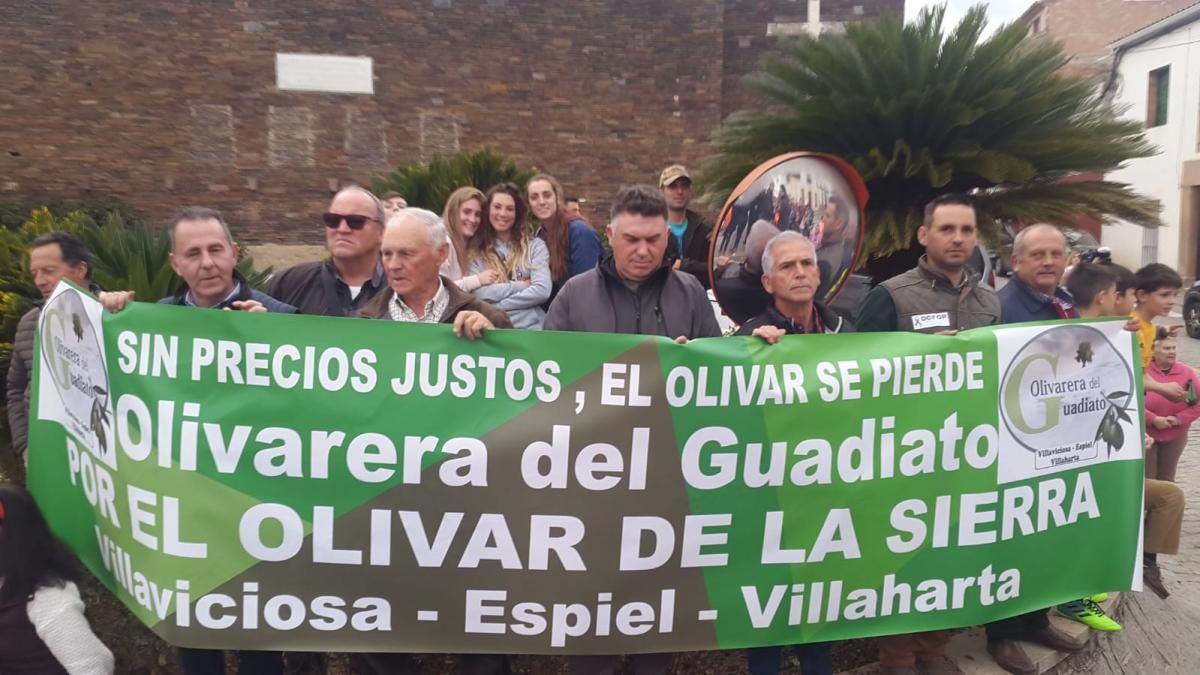 Miles de personas se manifiestan en defensa de la agricultura en Adamuz