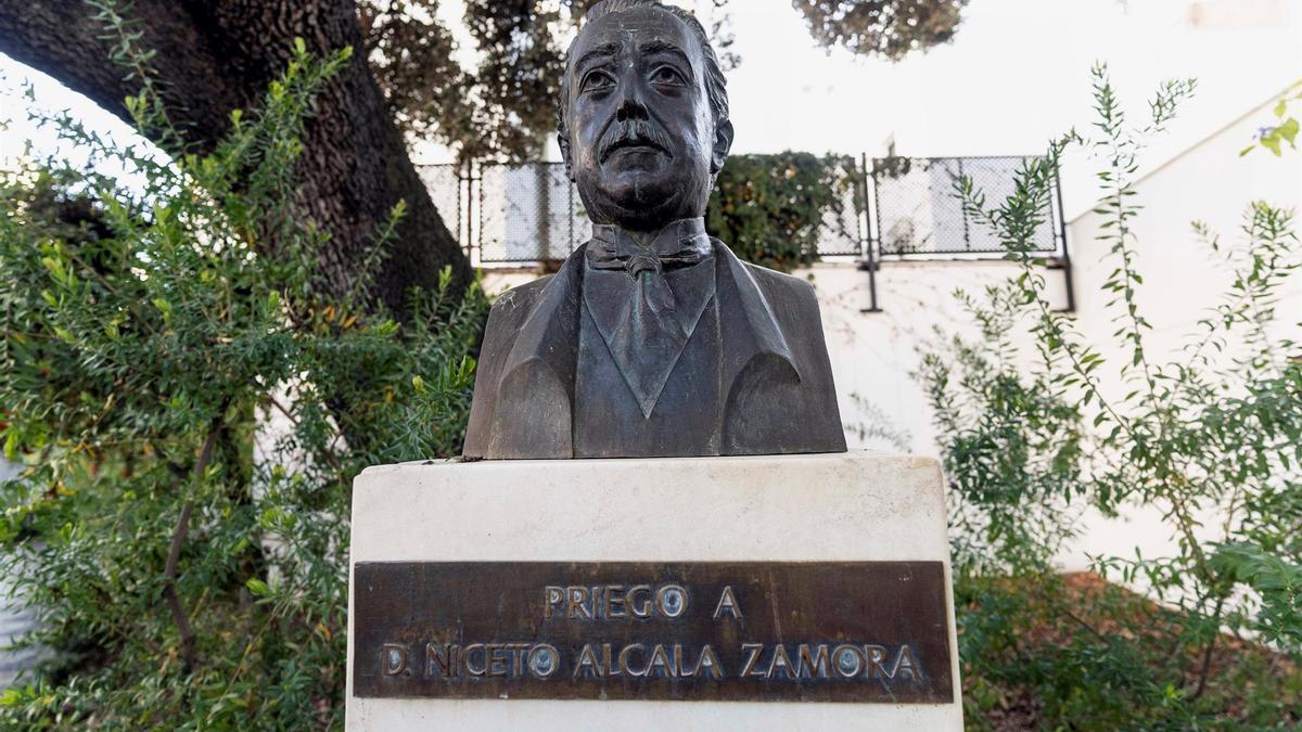 Vista del busto que preside la entrada de la casa-museo Niceto Alcalá-Zamora en Priego de Córdoba.