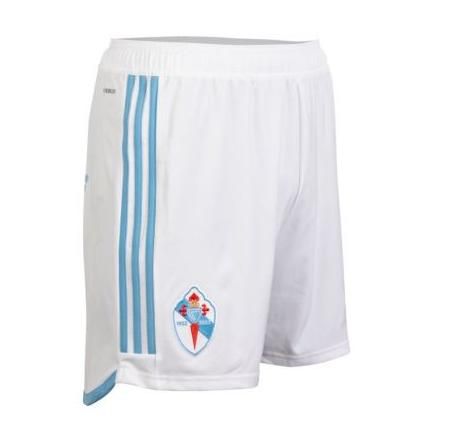 Pantalón corto: blanco con detalles azules y el esecudo semejante al de la camiseta.