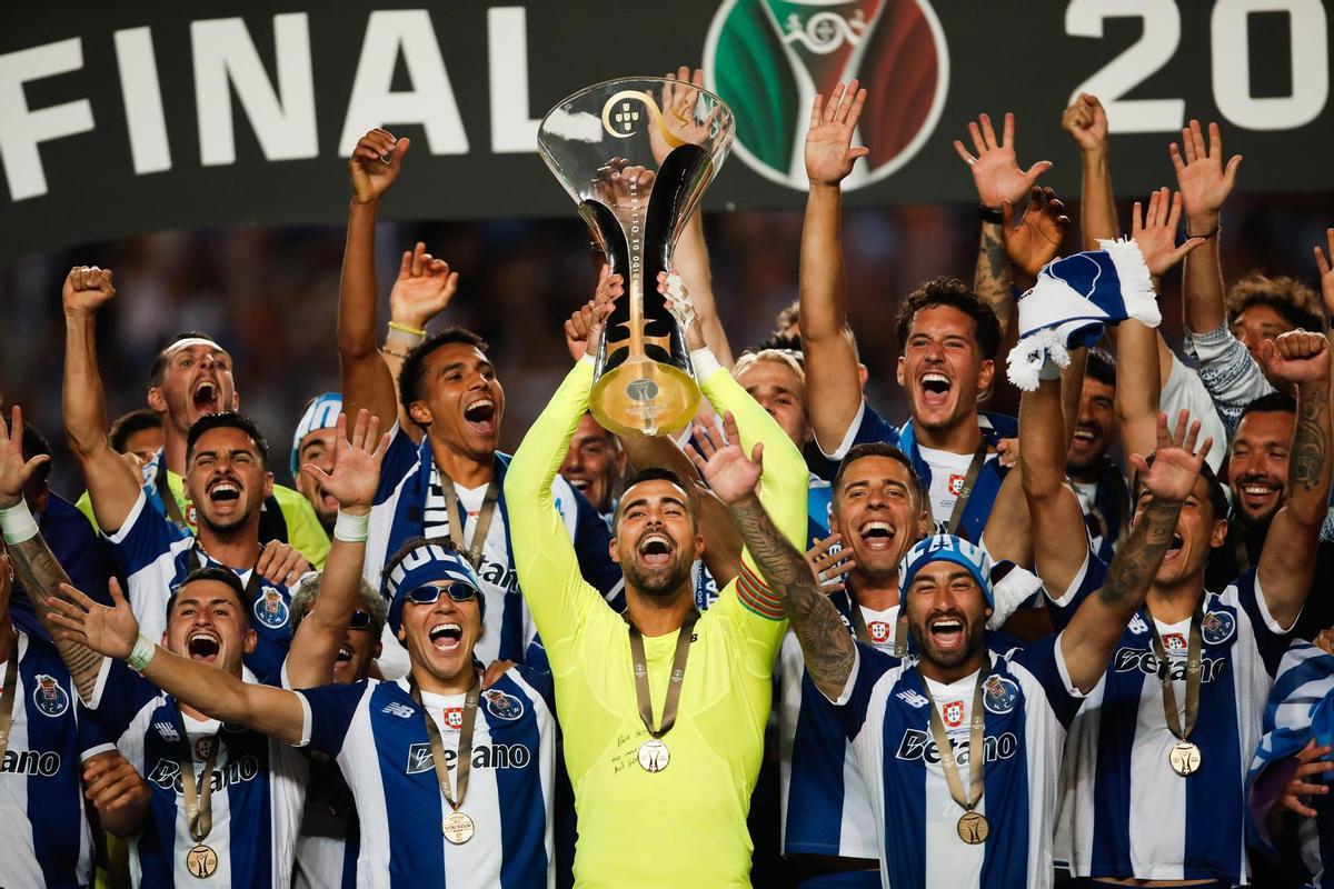 Diogo Costa levanta la Supertaça con el FC Porto