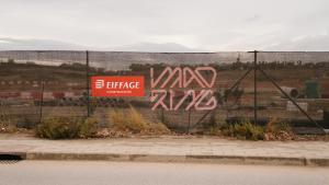 Valla con el logo de Madring cerrando el acceso a la obra.