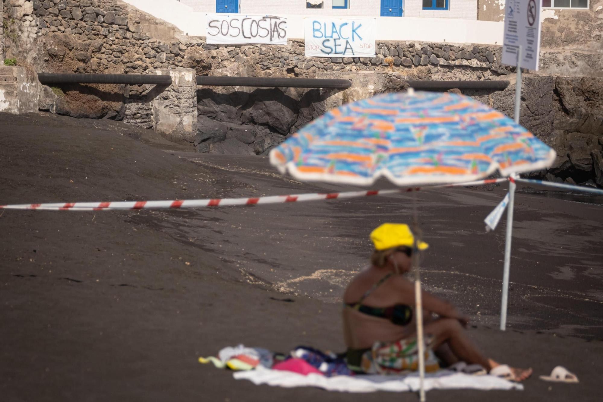 Vecinos y empresarios de Punta Brava muestran las irregularidades que han provocado el cierre de Playa Jardín