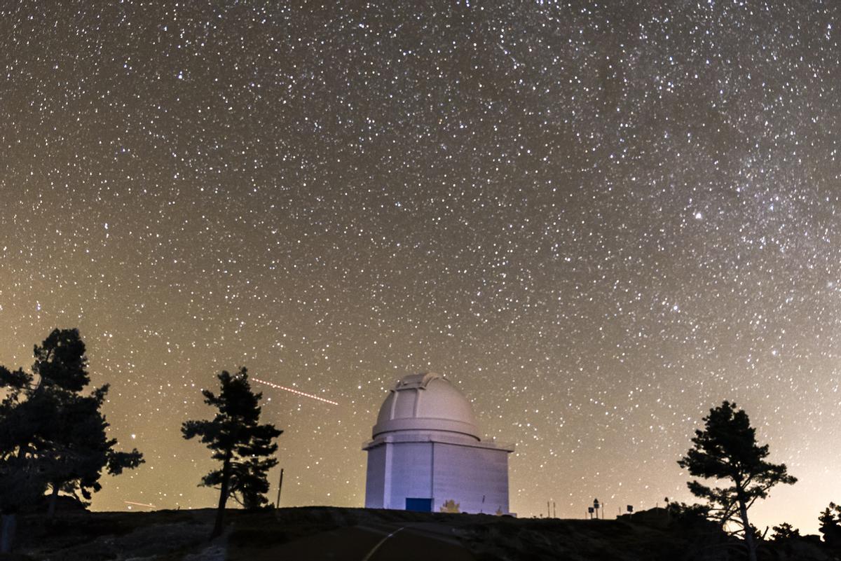 Es un complejo de grandes cúpulas blancas dedicado a estudiar el cielo